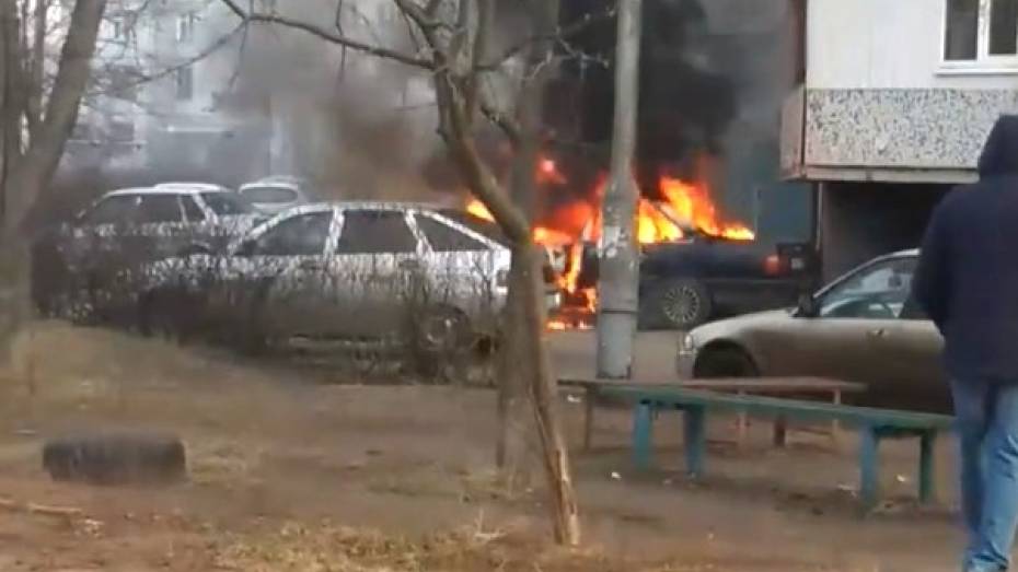 В микрорайоне Шилово в Воронеже сгорела припаркованная иномарка