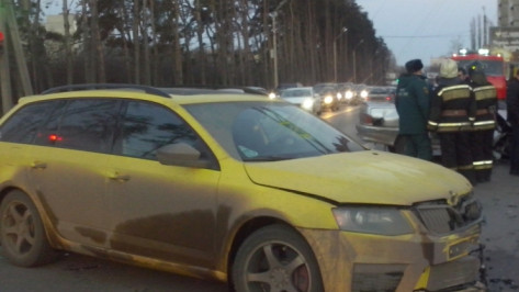 В центре Воронежа в ДТП с «ВАЗом» и Skoda пострадала 19-летняя девушка