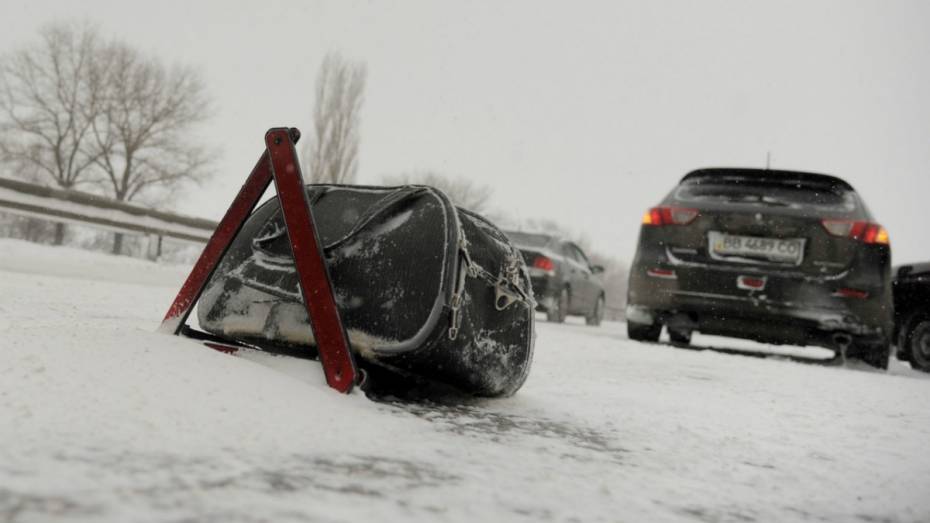 В Воронежской области столкнулись КамАз и Opel: один погиб и 3 попали в больницу 
