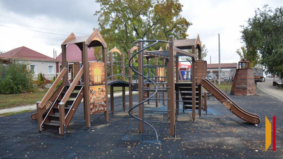 В Верхнем Мамоне установили новый игровой комплекс за 1 млн рублей