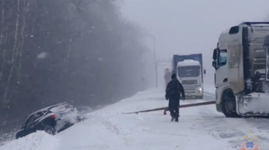 Воронежские госавтоинспекторы достали съехавший в кювет Hyundai с помощью троса и грузовика