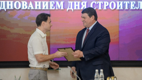 Вице-губернатор Геннадий Макин наградил воронежских строителей