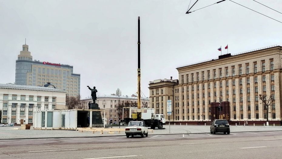 В Воронеже начали монтировать каток на площади Ленина