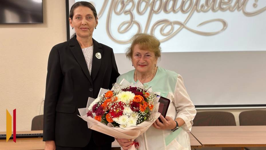 Бутурлиновскому стоматологу вручили знак «За заслуги перед Воронежским здравоохранением»