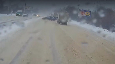 В Воронеже попала на видео избежавшая аварии в гололед машина 