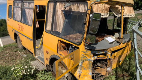 Школьный автобус протаранил и перевернул «Газель» в Воронежской области