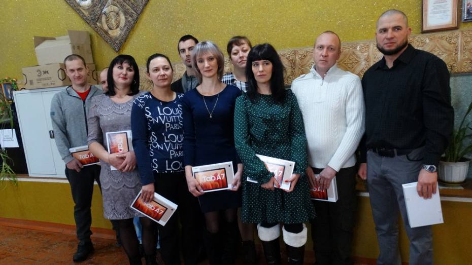 Многодетным семьям бобровского поселка Ясенки подарили планшеты