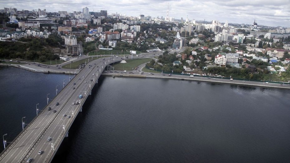 Воронежские спасатели сняли женщину с Чернавского моста