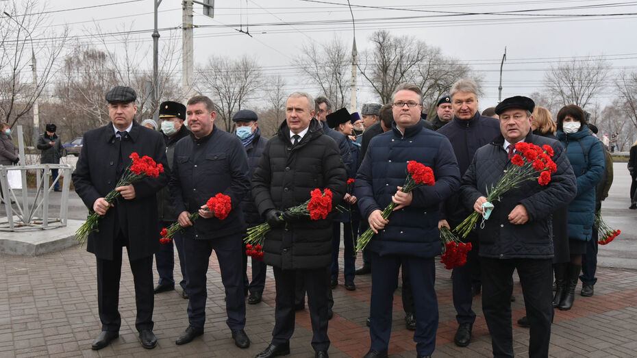 В Воронеже возложили цветы к Вечному огню в День Героев Отечества
