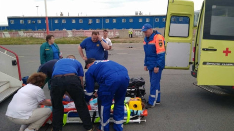 Самолет МЧС доставил пострадавшую в ДТП в Воронежской области девушку в Петербург
