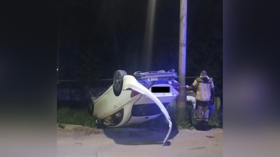 В Воронежской области Mercedes вылетел с дороги и перевернулся: пострадала 27-летняя девушка