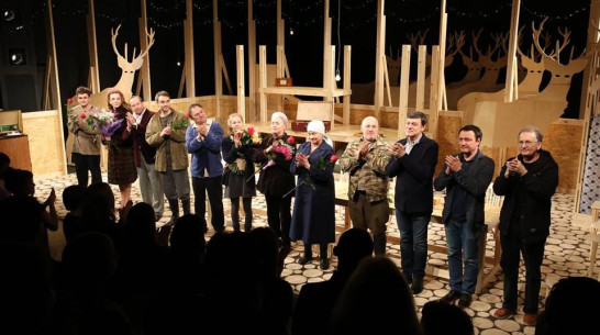 Без платьев «в пол». Воронежский Камерный театр поставил спектакль «Дядя Ваня»