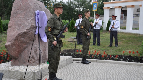 В Репьевке открыли памятник воинам, погибшим в локальных конфликтах