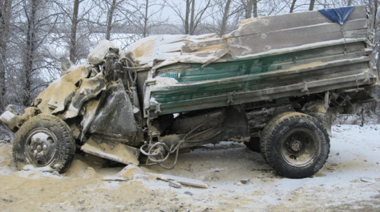 В Кантемировском районе столкнулись два грузовика