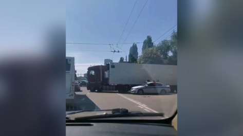 ДТП с фурой парализовало движение на Московском проспекте в Воронеже