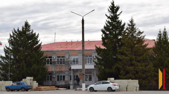 В Петропавловке приступили к ремонту фасада здания районной администрации