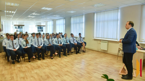 Урок с министром: Денис Волков рассказал воронежским школьникам, как работают нейросети