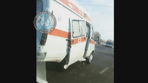 Воронежский облздрав рассказал о попавшей на видео машины «скорой» без двери