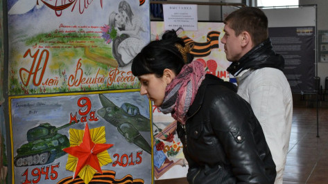 В здании лискинского вокзала открылась выставка плакатов «Великая Победа»