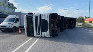 Опрокинувшаяся фура сковала 10,5 км трассы под Воронежем