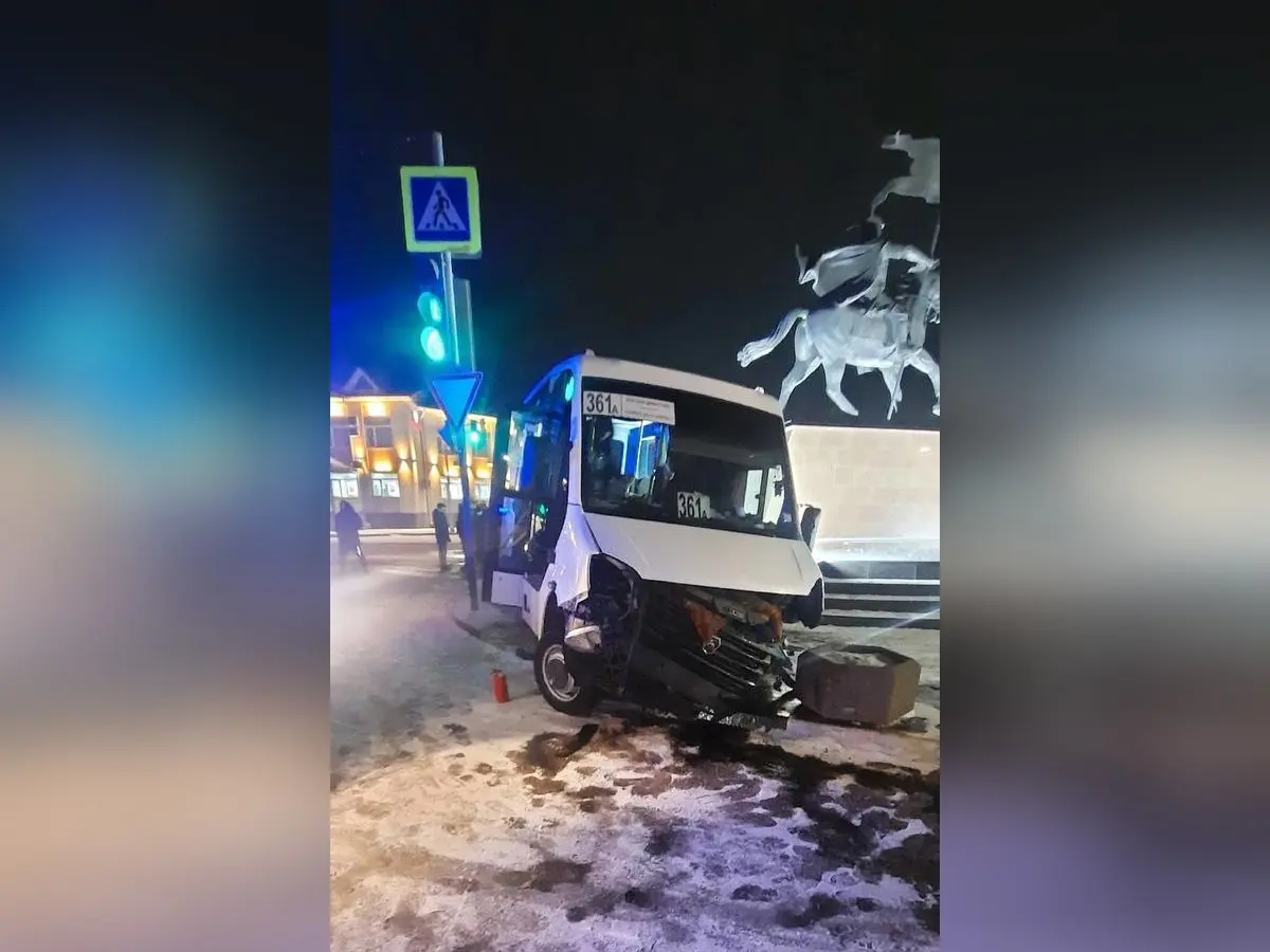 Столкновение маршрутки и «Лады» в центре Новой Усмани под Воронежем попало  на видео