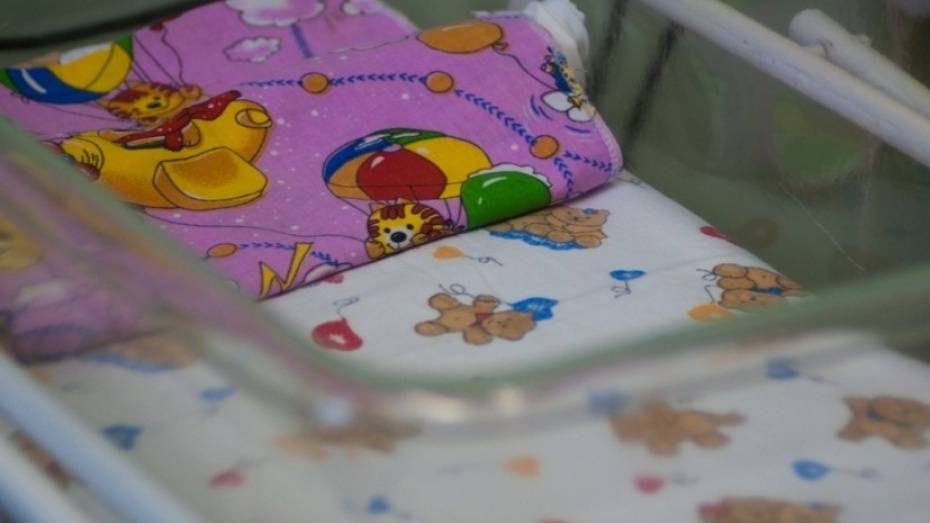 В Воронежской области младенец умер после падения во время кормления 