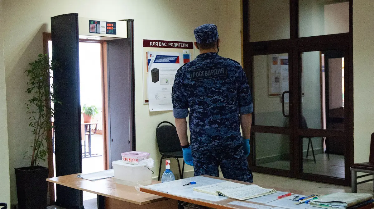 Одной головной болью меньше. В Воронеже родители не будут скидываться на  охрану школы