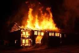 В селе Ливенка Воронежской области сгорел дом многодетной семьи