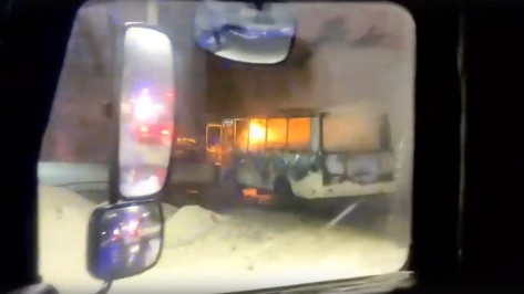 Воронежец снял на видео горящий автобус
