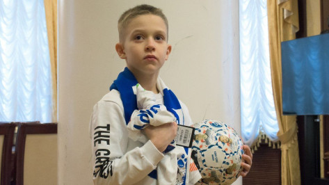 Юный воронежец получил в подарок мяч с автографами футболистов «Факела»