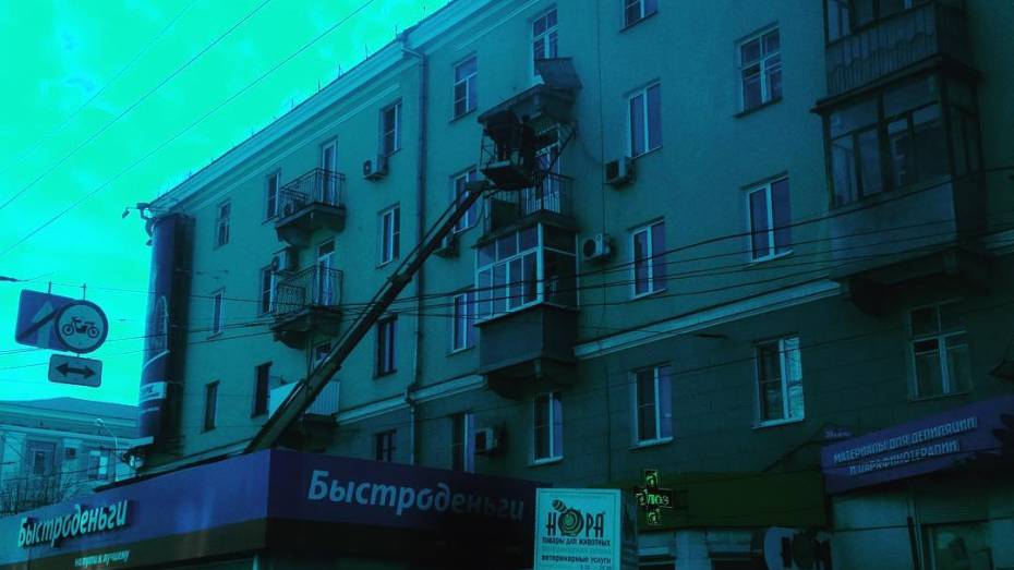В Воронеже балконное ограждение упало на крышу салона микрозаймов