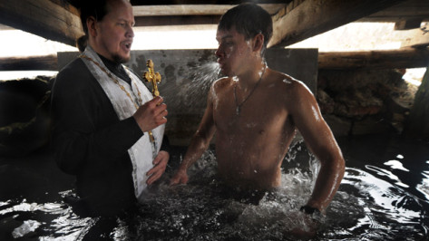 В крещенской купели села Нижнее Турово встретились настоятель храма, чиновник, призер чемпионатов мира по легкой атлетике и местный фермер