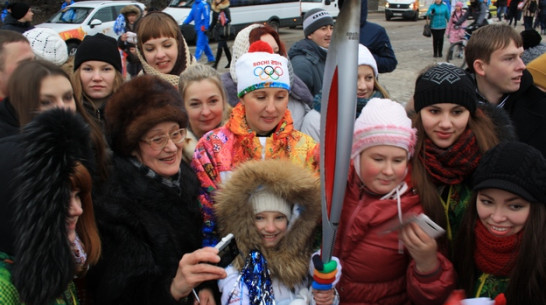 Олимпийский огонь прибыл на Адмиралтейскую площадь в Воронеже с опозданием