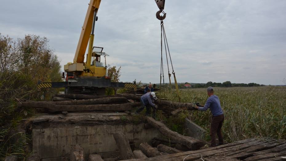 В кантемировском селе Скнаровка отремонтируют аварийный мост