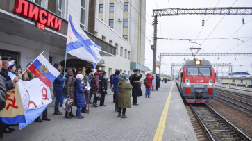 В Воронежской области встретили первый следующий в Крым пассажирский поезд 