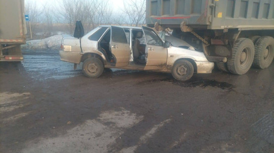 Два человека пострадали при столкновении ВАЗа и грузовика под Воронежем