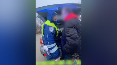 В Воронежской области задержали стеснительного пьяного водителя на иномарке без номеров