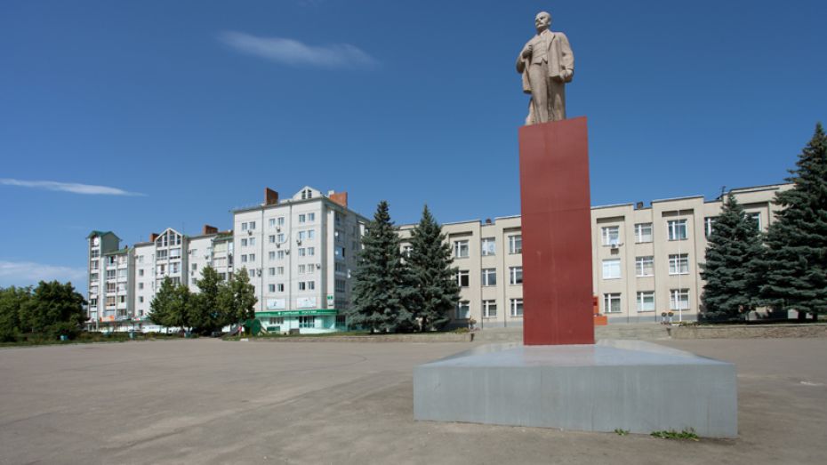 Коммунисты призвали воронежцев засыпать памятники Ленину красными гвоздиками 