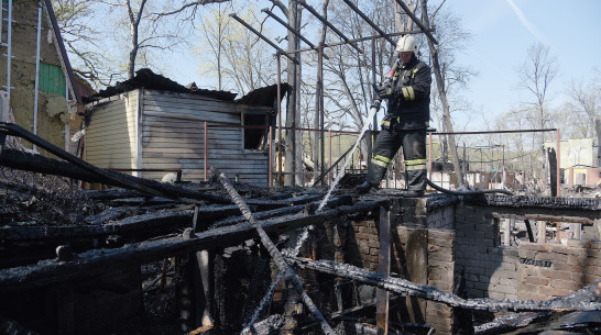 Из-под обрушившейся после пожара крыши дома в воронежском селе достали тело хозяина