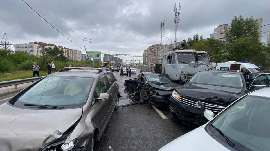 На улице Антонова-Овсеенко в Воронеже столкнулись 10 машин: есть пострадавшие