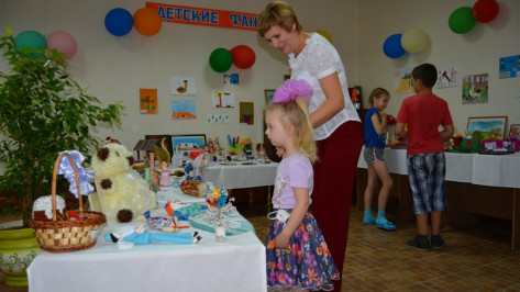 В Россошанской детской поликлинике открылась выставка рисунков