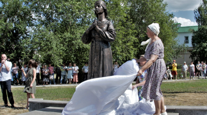 В Нововоронеже открыли новый памятник Аленке вместо старой скандальной скульптуры