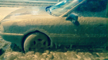 В Воронеже машина вмерзла в лед из-за потопа на Среднемосковской