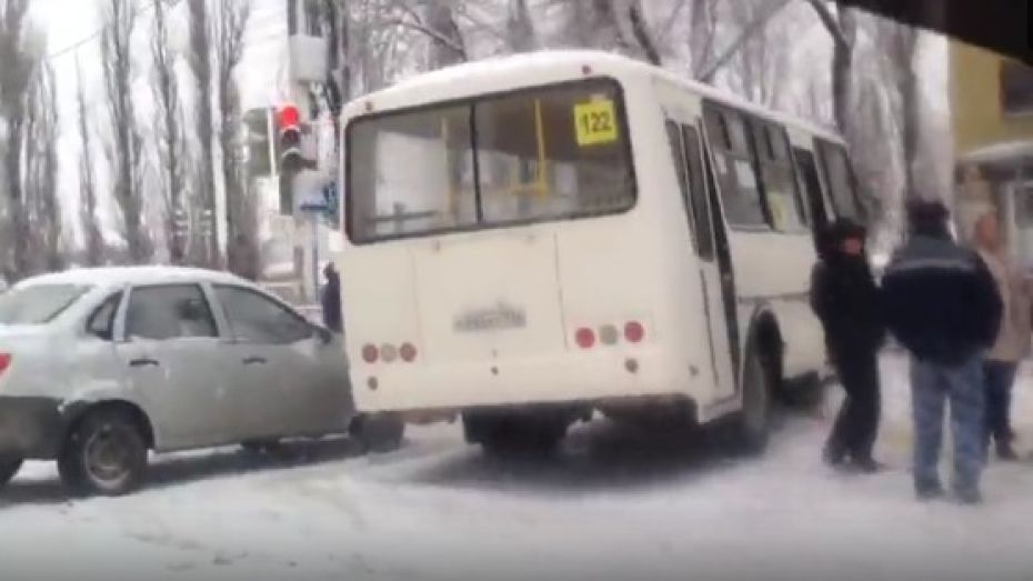 Последствия массового ДТП с участием маршрутки в Воронеже попали на видео