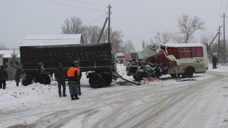 В Воронежской области «КАМАЗ» столкнулся с автобусом ритуальных услуг