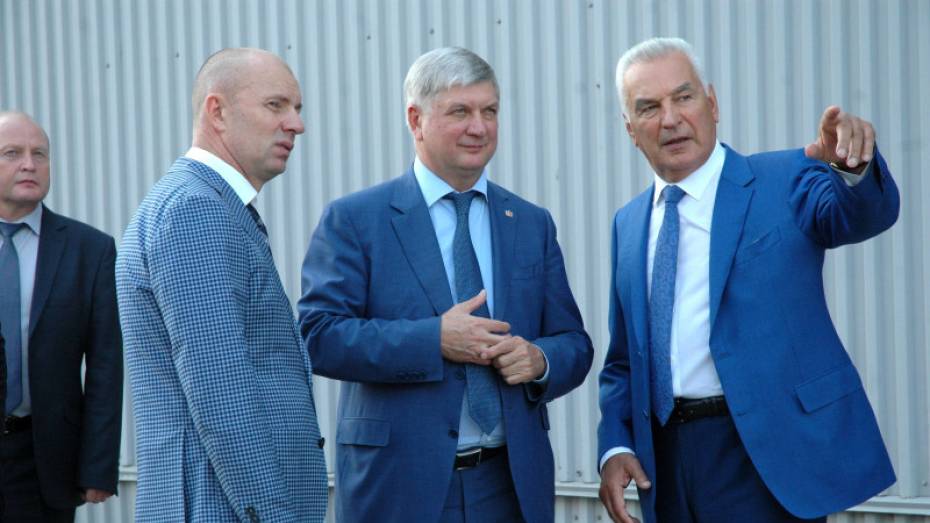 Воронежский губернатор поздравил с 75-летием президента компании «Космос-Нефть-Газ» Ивана Лачугина