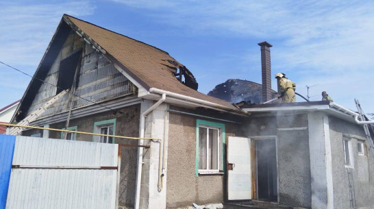 Пожар в частном доме под Воронежем попал на видео