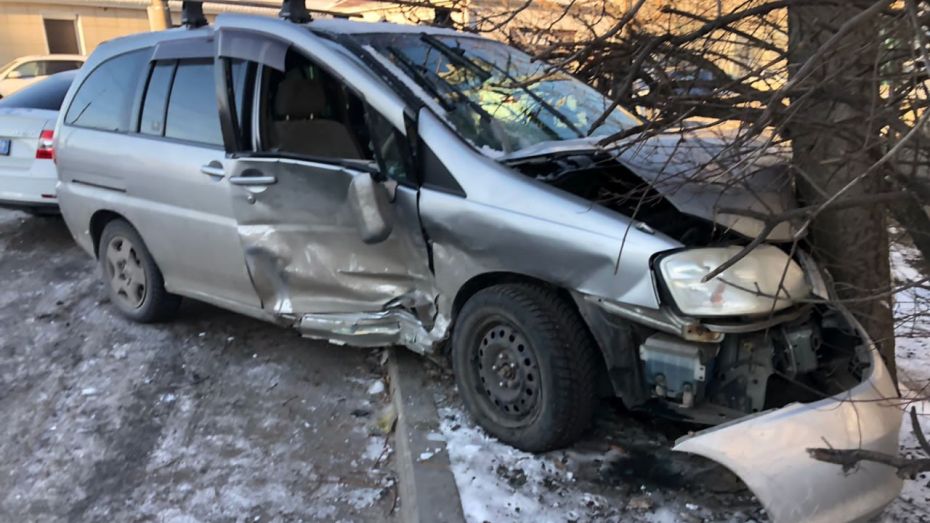 В Центральном районе Воронежа Toyota столкнулась с Nissan: пострадали 6 человек
