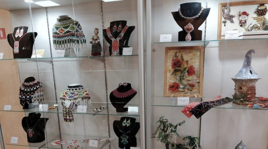 Панинская мастерица показала свои работы из бисера жителям Курской области