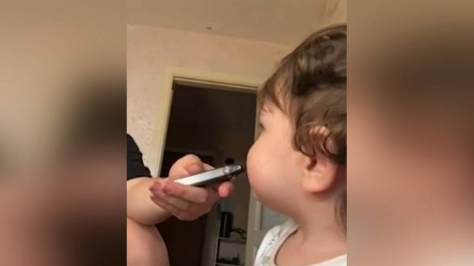 Соцсети: в Воронеже мать заставила маленькую девочку курить вейп и сняла это на видео